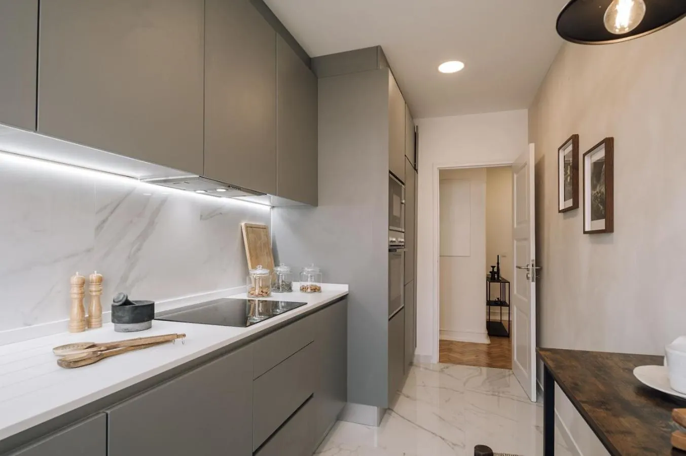 Badet - 3 Bedrooms, Office And Terrace In Alvalade Lisbon Apartment
