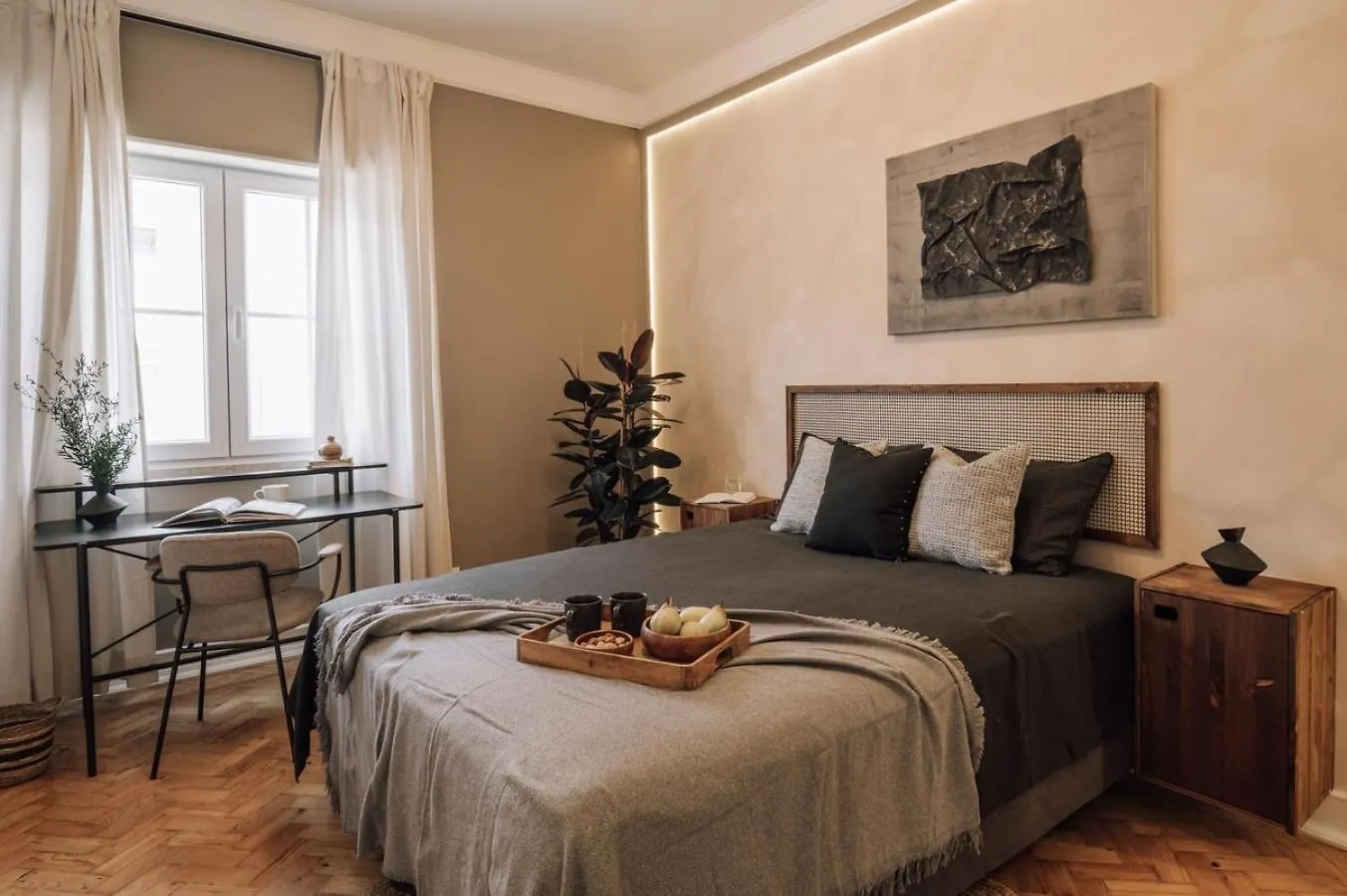 Badet - 3 Bedrooms, Office And Terrace In Alvalade Lisbon Apartment